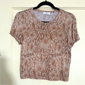 Aritzia Babaton brown tan snakeskin print T shirt